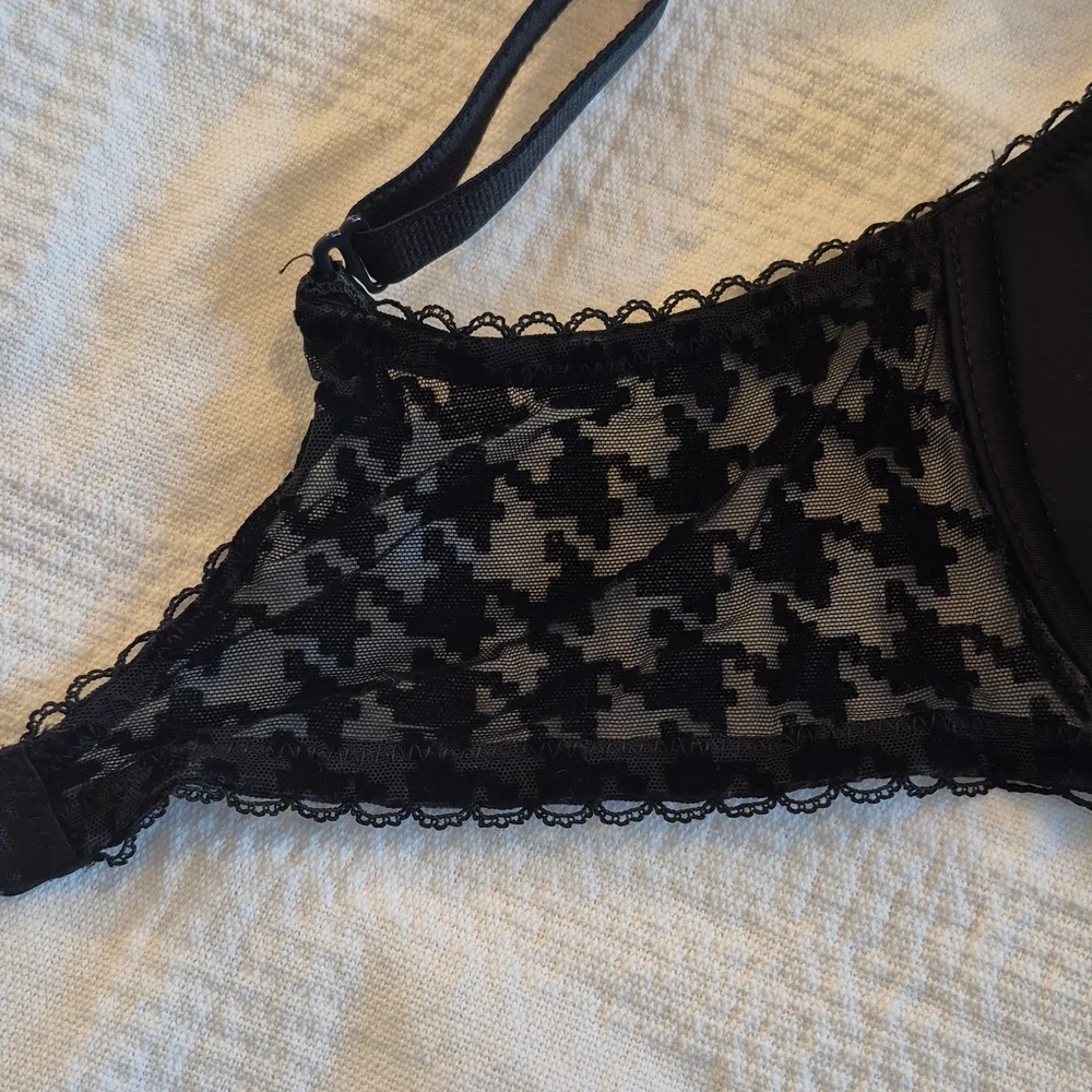 Victoria's Secret women's 32D Demi Buste black bra EUC or better - Picture 6 of 7